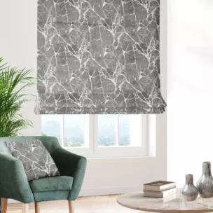 Roleta rzymska popielata z gładkiej tkaniny żakardowej z efektem marmuru