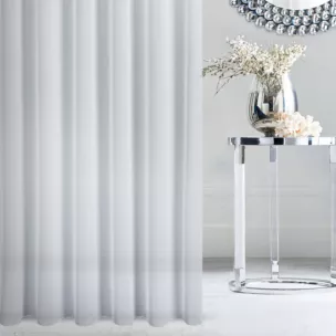 Firana szyta na taśmie fala biała z połyskującej tkaniny o charakterystycznym jodełkowym wzorze, wykończona obciążnikiem