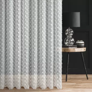 Zasłona szyta na taśmie fala kremowa z delikatnej tkaniny z aplikacją i haftem