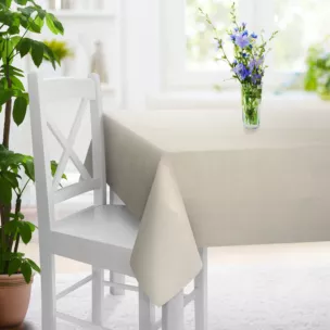 Obrus szyty beżowy z gładkiej tkaniny typu Blackout zaciemniającej 100%