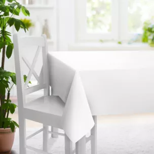 Obrus szyty kremowy z tkaniny strukturalnej z delikatnym połyskiem