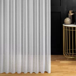 Firana szyta na przelotkach biało szampańska z matowej tkaniny ozdobionej błyszczącym nadrukiem