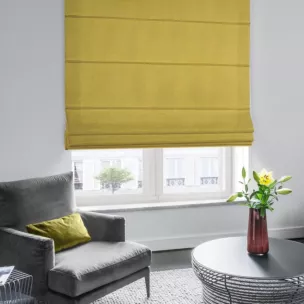 Roleta rzymska LOVELY musztardowa z widocznym ozdobnym splotem, o naturalnym charakterze
