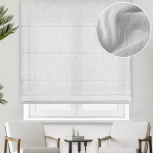 Roleta rzymska biała z delikantej, lejącej tkaniny z efektem deszczyku w postaci pionowych, nieregularnych linii, wykończona obciążnikiem