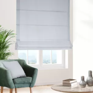 Roleta rzymska biała z miękkiej tkaniny o welurowej strukturze i wyraźnym splocie