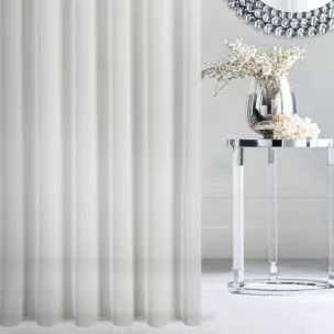 Firana szyta na taśmie fala kremowa z połyskującej tkaniny o charakterystycznym jodełkowym wzorze, wykończona obciążnikiem