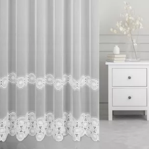 Firana szyta na tunelu biała z miękkiej w dotyku tkaniny typu aden, zdobionej kordonkową aplikacją