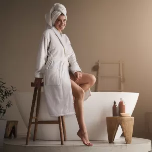 Szlafrok z haftowanym logiem kolekcji Ewa Minge Eurofirany