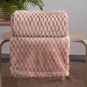 Narzuta na fotel-koc 70x160 cm pudrowy miękka i miła w dotyku z wytłaczanym wzorem 3D CINDY 6 DESIGN 91 Eurofirany