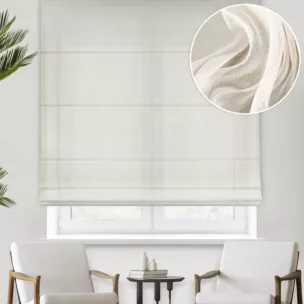 Roleta rzymska perłowa z miękkiej tkaniny o lekkim splocie i delikatnym połysku, wykończona obciążnikiem