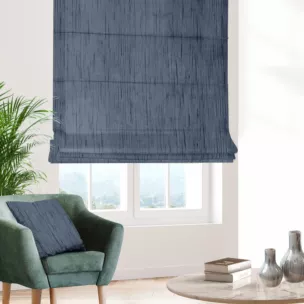 Roleta rzymska niebieska z tkaniny welwetowej w pionowe prążki, wykończona obciążnikiem