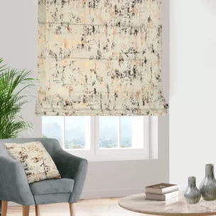 Roleta rzymska kremowo złocista z tkaniny welwetowej zdobionej połyskującym drukiem