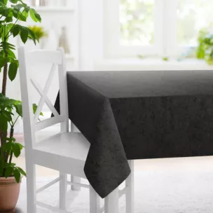 Obrus szyty czarny z miękkiej tkaniny welwetowej z efektem kreszowania, wykończona obciążnikiem
