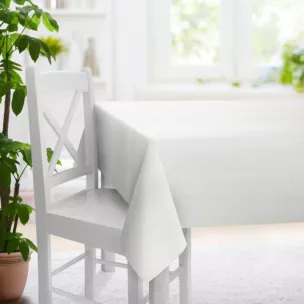 Obrus na wymiar kremowy o naturalnym charakterze, z widocznym, ozdobnym splotem