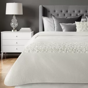 Narzuta welwetowa kremowa 220x240 cm zdobiona pasem róż 3D ROSES Eva Minge Eurofirany