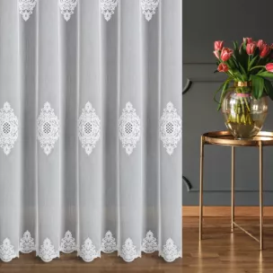 Firana szyta na flexach naturalna z miękkiej tkaniny typu ADEN z efektem deszczyku, zdobiona haftem łańcuszkowym