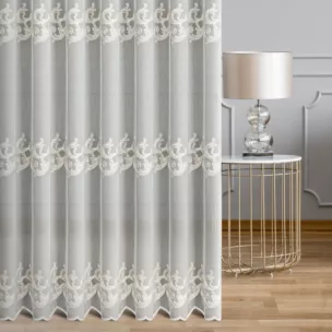 Firana szyta na tunelu naturalno beżowa z delikatnej tkaniny typu aden, wykończonej łańcuszkowym haftem Italissima Eva Minge