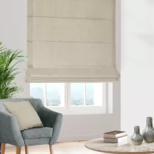 Roleta rzymska jasnobeżowa z miękkiej w dotyku tkaniny szenilowej
