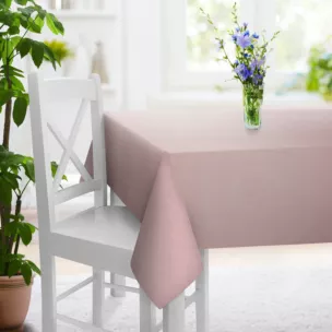 Obrus szyty ciemnoróżowy z miękkiej tkaniny o welurowej strukturze