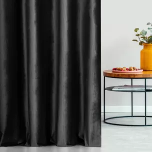 Zasłona szyta na taśmie fala czarna z tkaniny welwetowej w pionowe prążki, wykończona obciążnikiem