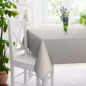 Obrus szyty jasnobeżowy z gładkiej tkaniny zaciemniającej typu dimout wykończona obciążnikiem