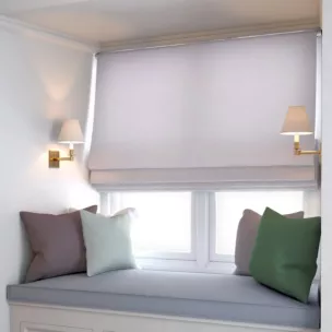 Roleta rzymska STYLE srebrna o naturalnym charakterze, z widocznym, ozdobnym splotem