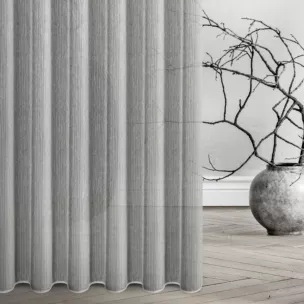 Firana szyta na tunelu srebrna z delikatnej tkaniny typu deszczyk wykończona obciążnikiem