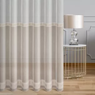 Firana szyta na przelotkach naturalno beżowa z delikatnej etaminy zdobionej błyszczącymi pasami, wykończonej obciążnikiem