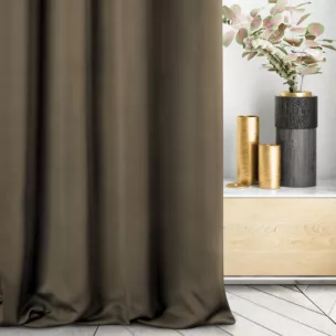 Zasłona szyta na taśmie 5 cm jasnobrązowa z gładkiej tkaniny zaciemniającej typu dimout