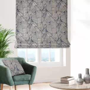 Roleta rzymska granatowa z gładkiej tkaniny żakardowej z efektem marmuru