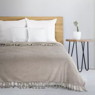 Koc flano 150x200 cm beżowy z wytłaczanym wzorem i dekoracyjnymi frędzlami EMMA Eurofirany