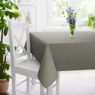 Obrus szyty jasnoszary z gładkiej tkaniny zaciemniającej typu dimout wykończona obciążnikiem