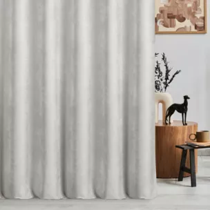 Zasłona szyta na przelotkach jasnosrebrna z tkaniny o szenilowej strukturze