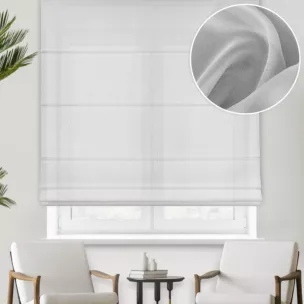 Roleta rzymska srebrna z miękkiej tkaniny o delikatnym połysku, wykończona obciążnikiem