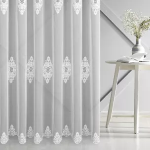 Firana szyta na flexach biała z miękkiej tkaniny typu ADEN z efektem deszczyku, zdobiona haftem łańcuszkowym