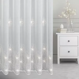 Firana szyta na przelotkach kremowo beżowa z miękkiej tkaniny typu ADEN, zdobionej haftem w kształcie kwiatów