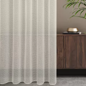 Firana szyta na taśmie 5 cm kremowa z miękkiej matowej tkaniny o strukturze siatki, wykończona obciążnikiem