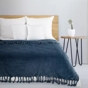 Koc flano 150x200 cm granatowy z wytłaczanym wzorem i dekoracyjnymi frędzlami EMMA Eurofirany