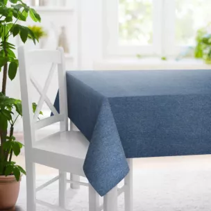 Obrus szyty granatowy z tkaniny z dodatkiem połyskującej nici, z widocznym ozdobnym splotem