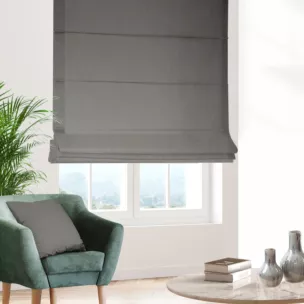 Roleta rzymska szarobeżowa ze strukturalnej tkaniny typu blackout, zaciemniająca w 100%