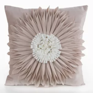 Poszewka na poduszkę 45 x 45 cm z welwetu kolor beżowo, kremowy zdobiona kwiatem 3D FLORES 3 Eurofirany