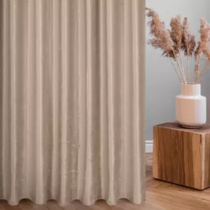 Zasłona szyta na taśmie fala ciemnobeżowa z miękkiej tkaniny welwetowej z efektem kreszowania, wykończona obciążnikiem