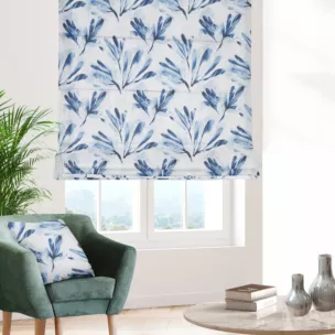 Roleta rzymska DARREN kremowo granatowa z półprzezroczystej tkaniny o luźnym splocie drukowanej w roślinny wzór