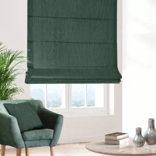 Roleta rzymska ciemnozielona z tkaniny welwetowej w pionowe prążki, wykończona obciążnikiem