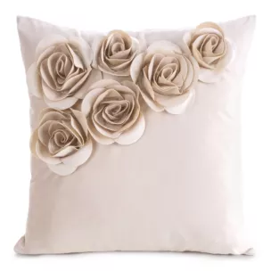 Poszewka na poduszkę 45 x 45 cm welwetowa kolor pudrowy zdobiona aplikacja w róże Eurofirany