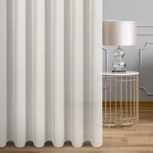 Firana szyta na przelotkach kremowa z miękkiej w dotyku tkanina w delikatne pionowe prążki, wykończona obciążnikiem