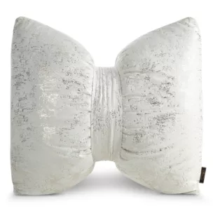 Poduszka 45x55 cm welwetowa kolor kremowy w kształcie kokardy z przecieranym lśniącym nadrukiem KODARDA 1 Eurofirany