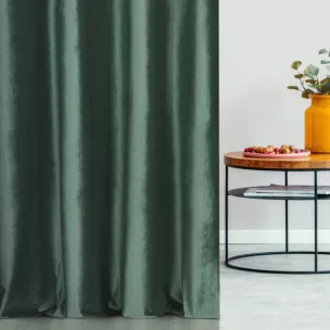 Zasłona szyta na taśmie fala ciemnozielona z tkaniny welwetowej w pionowe prążki, wykończona obciążnikiem