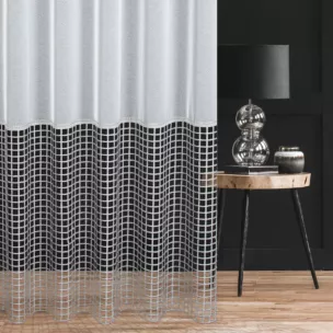 Firana szyta na taśmie 5 cm biało srebrna z matowej markizety zdobionej geometryczną aplikacją w stylu luźnej siatki