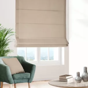 Roleta rzymska jasnobeżowa z szenilowej tkaniny z dodatkiem połyskującej nici